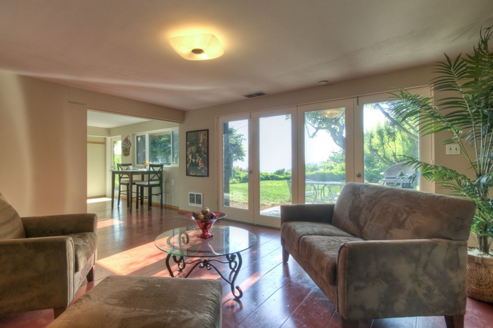 Seattle Apartment: 1937 10th Ave W