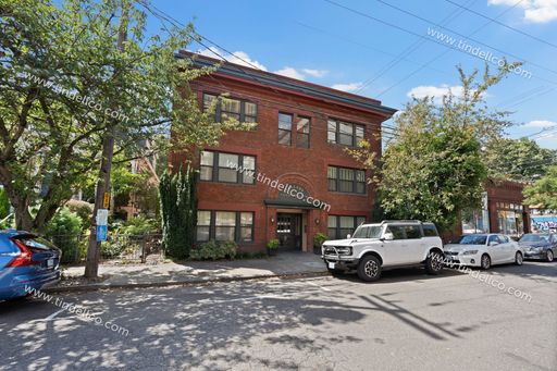 Live in the Heart of NW Portland at The Gallery Condominiums! Utilities included! – photo 1