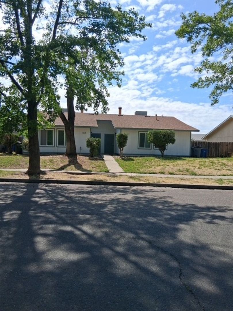 Merced Apartment: 3219 Denver Ave.