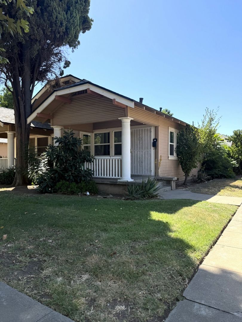 Merced Apartment: 860/862 W. 22nd St.