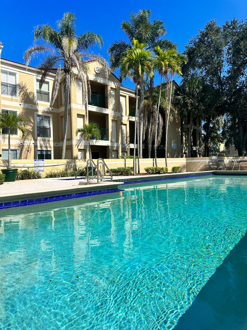 Coral Springs Apartment: 833 Riverside Dr # 831