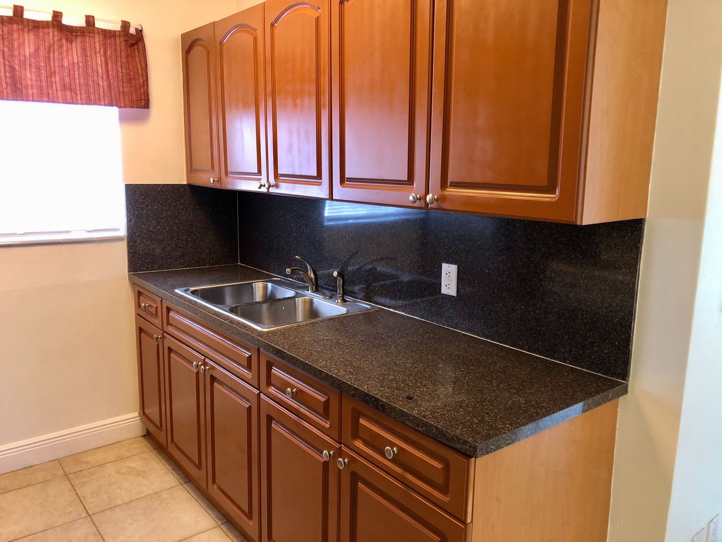 North Miami Beach Apartment: 2072 NE 169TH ST.