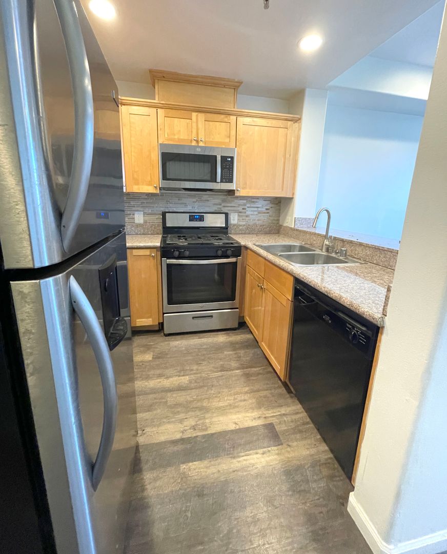 North Hollywood Townhome: 5330 Satsuma Ave