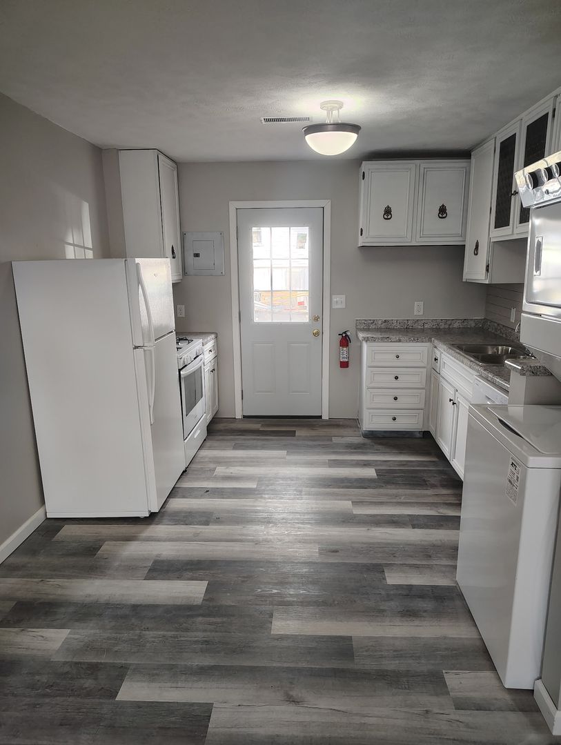 Flora Apartment: 123 Hoop St.