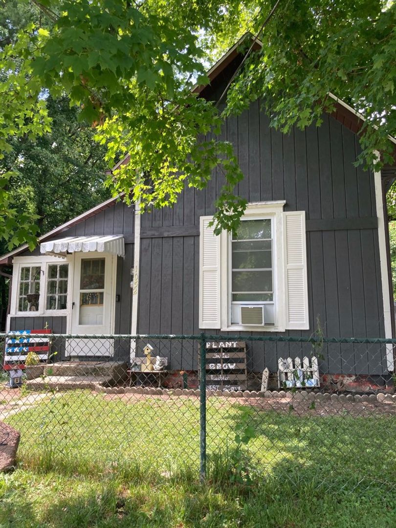 Frankfort House: 1052 N John Street