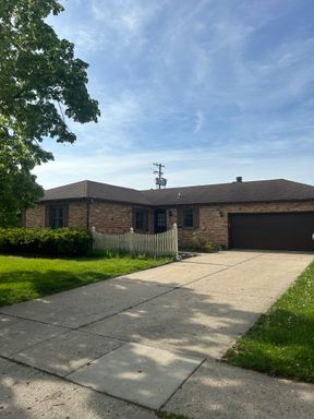 Welcome to this charming 3 bedroom, 2 bathroom home located in West Lafayette, IN. – photo 1