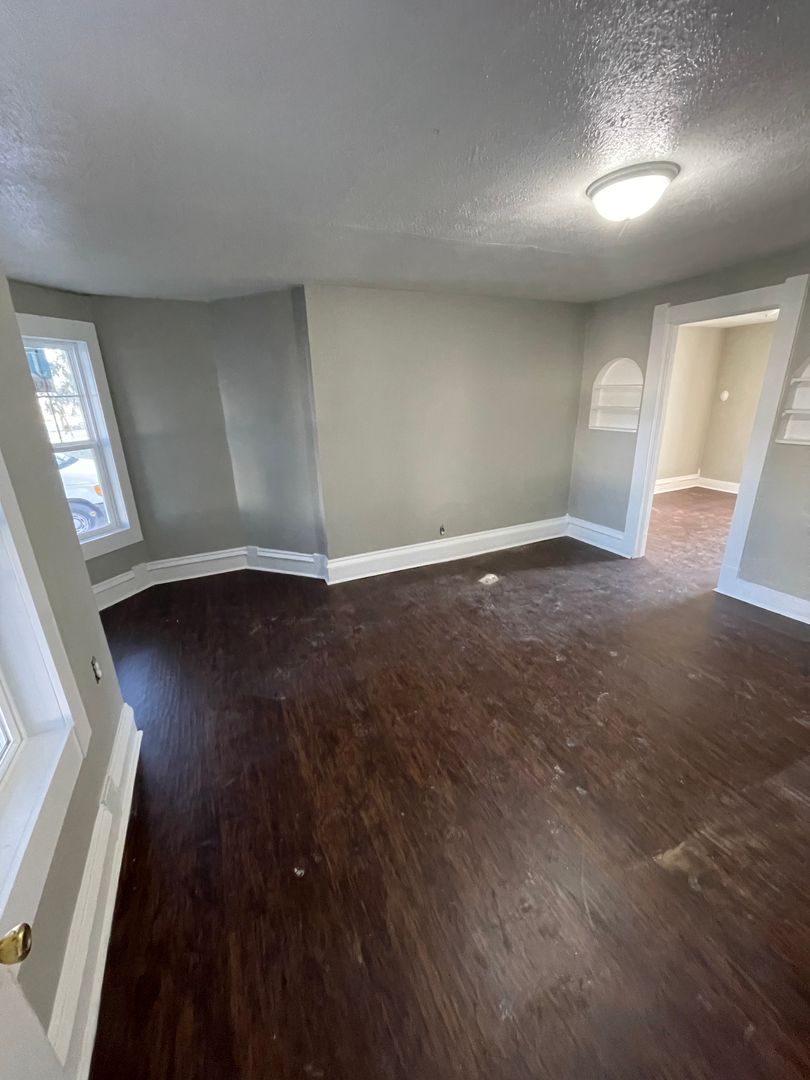 Frankfort Apartment: 651 E Wabash St