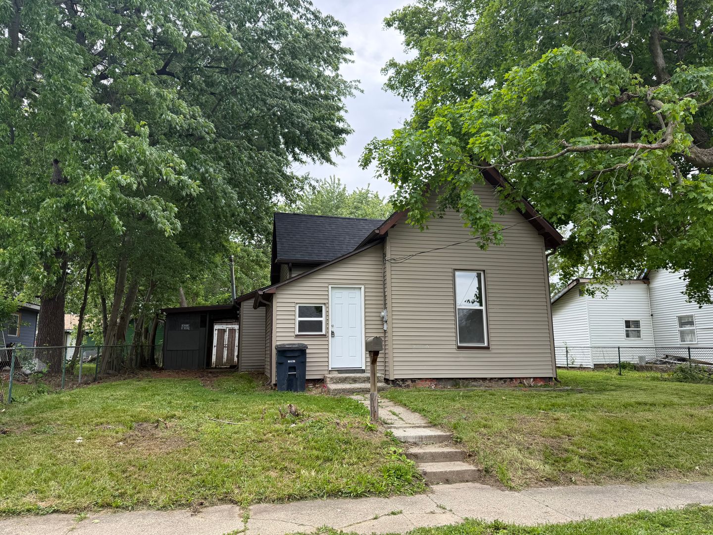 Frankfort House: 1052 N John Street