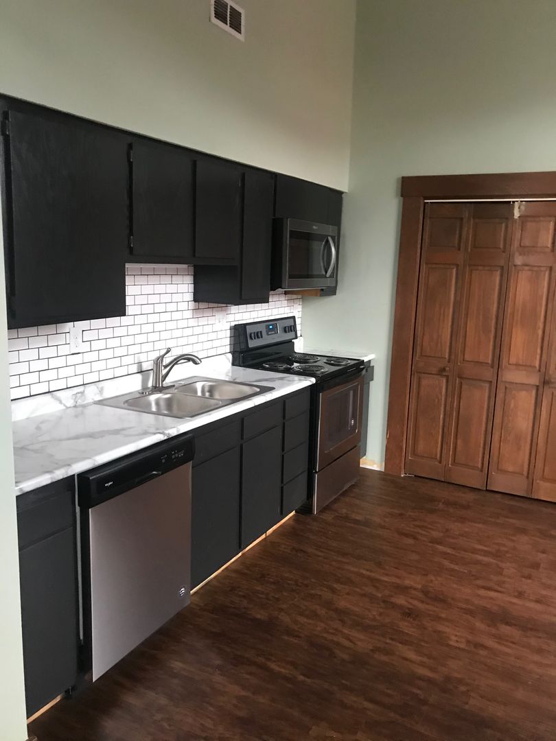 Lafayette Apartment: 916-928 Main Street