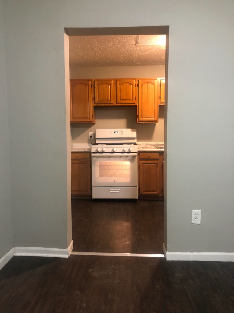 Frankfort Apartment: 857 E Walnut St