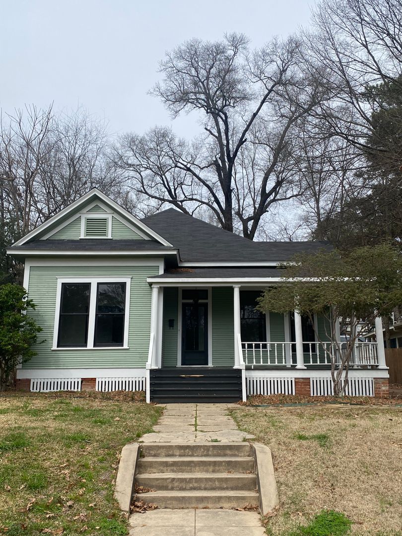 Shreveport House: 436 Dalzell St.
