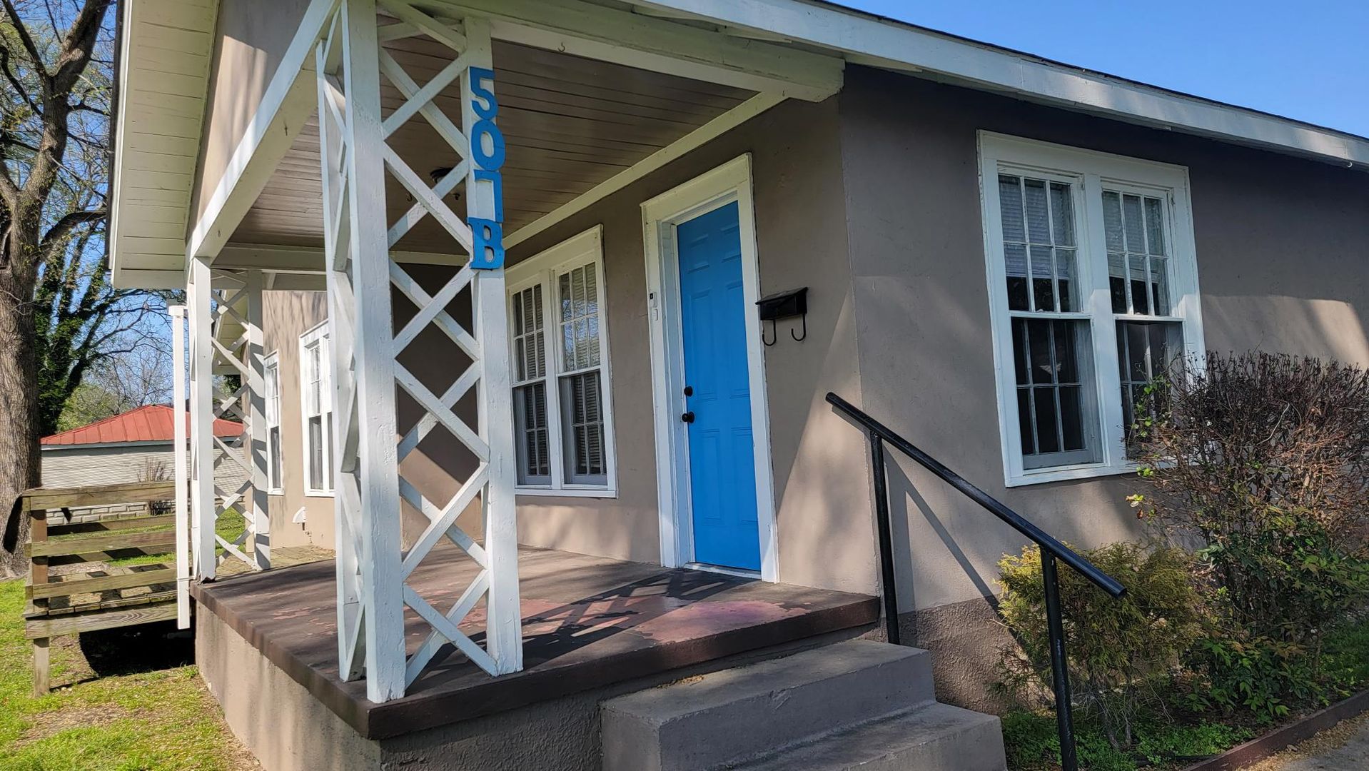 Benton Apartment: 507-B W Sevier St.