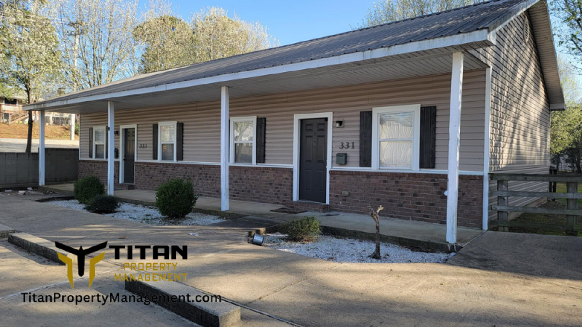 Benton Apartment: 331 E Narroway St