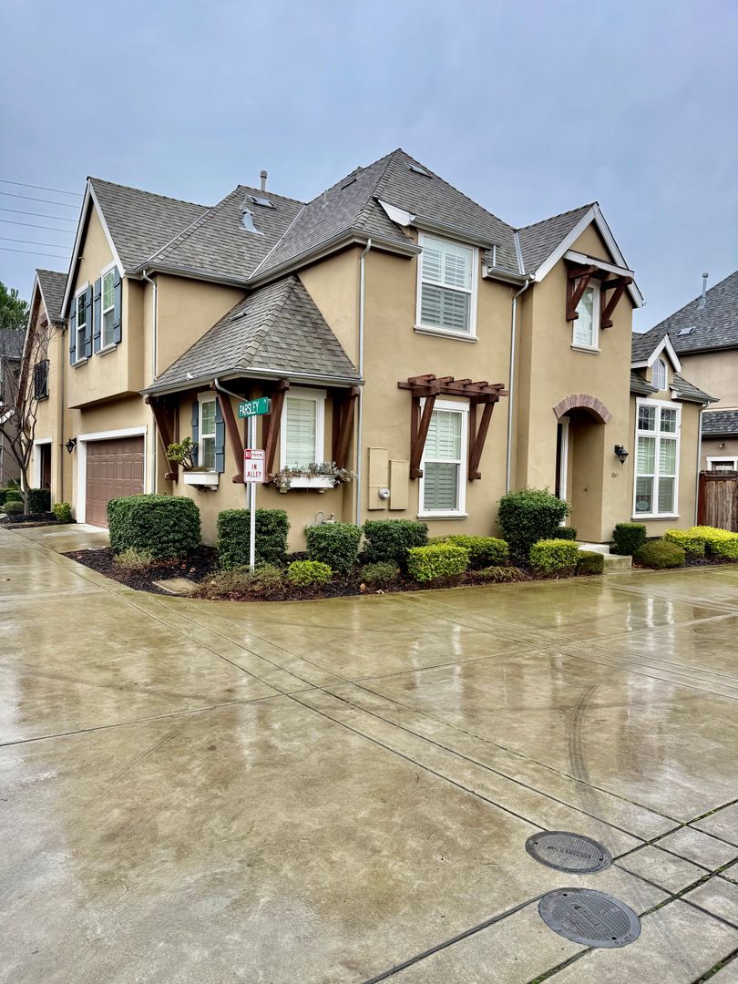 Roseville House: 1049 Matthew Run Way