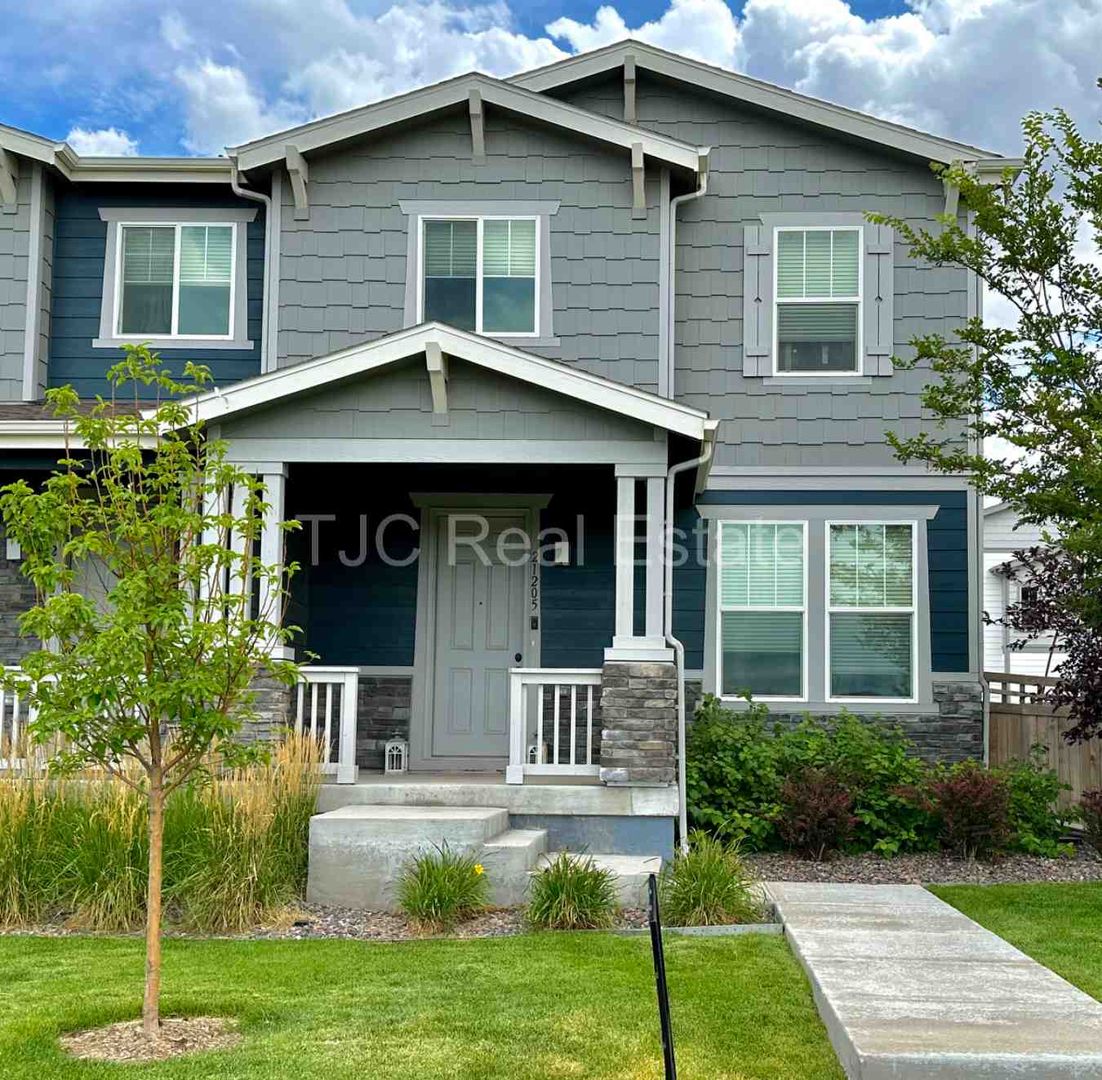 Aurora House: 21205 E 59th Place