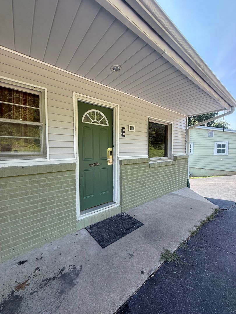 Grand Rivers Apartment: 1060 Stringtown Road E