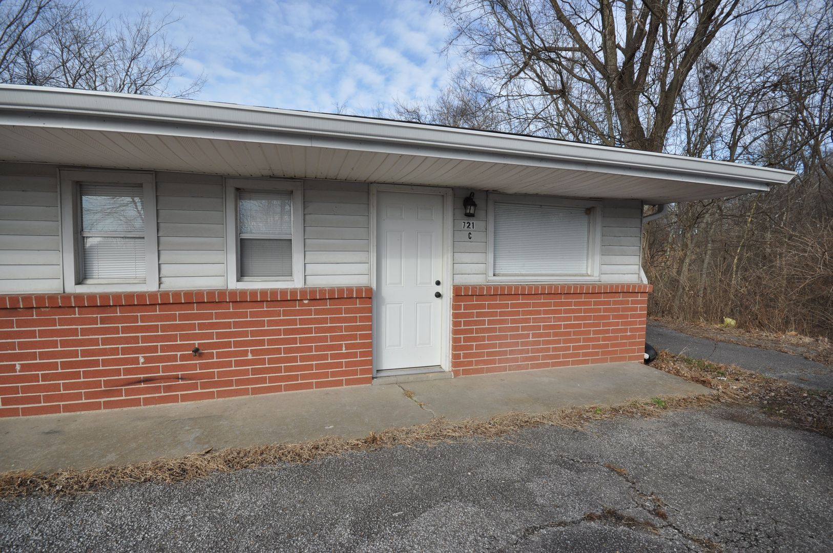 Grand Rivers Apartment: 721 US HWY 62