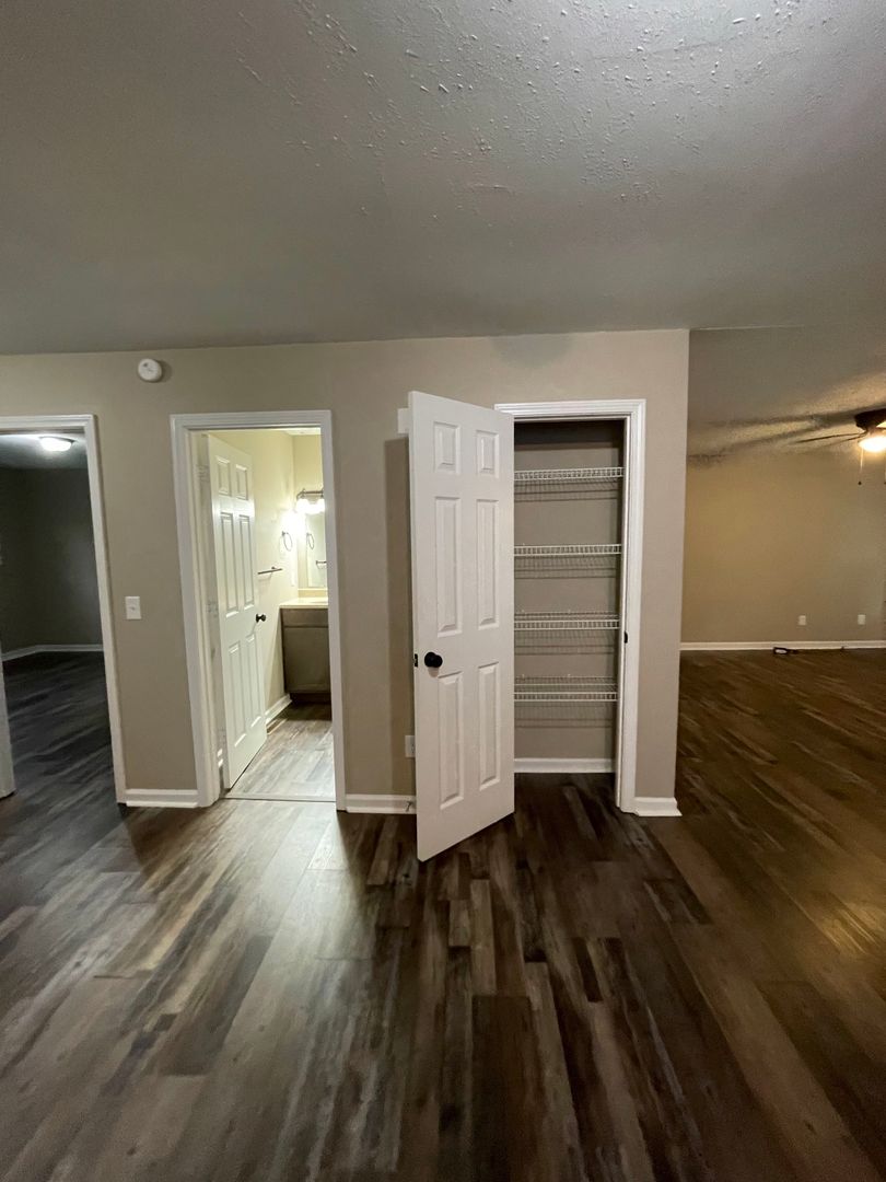 MURRAY Apartment: 1006 NORTHWOOD DR.