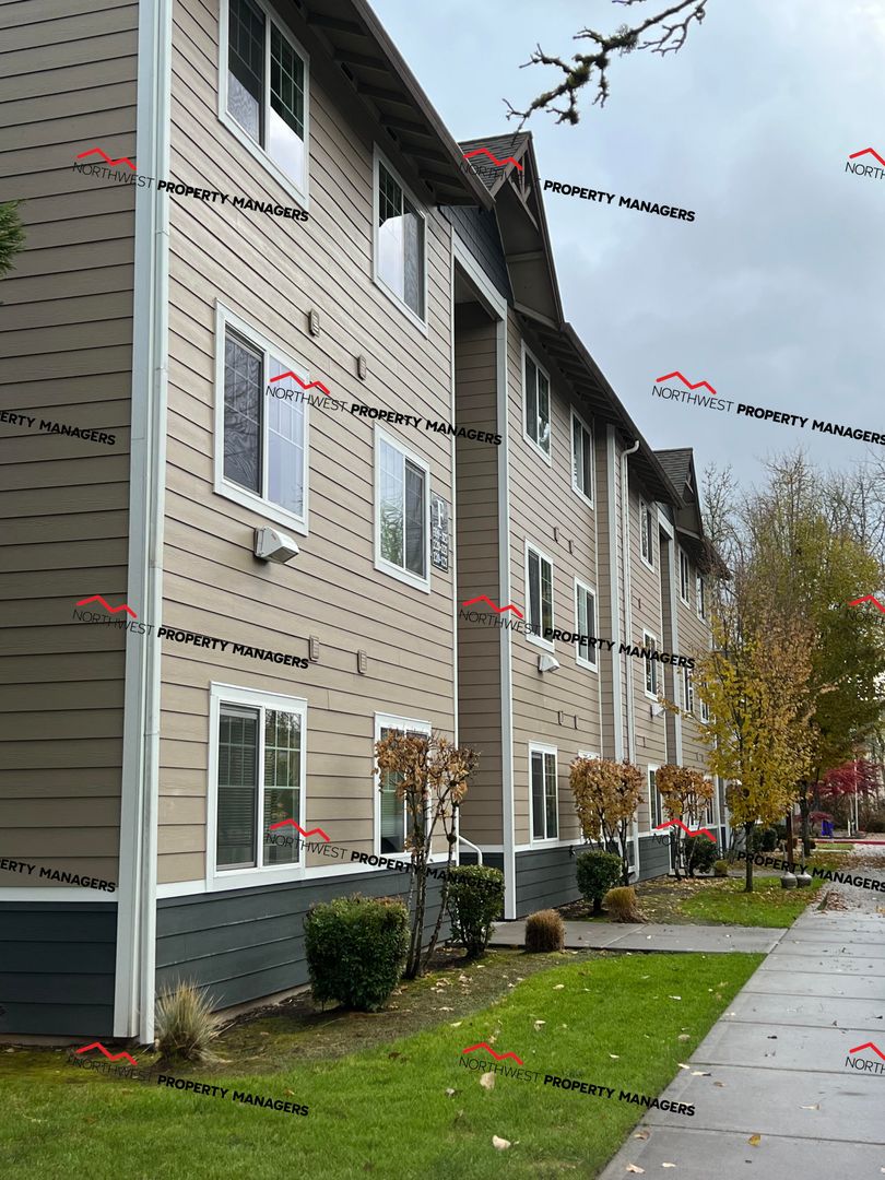 Battle Ground Apartment: 218 SW 15th Ave