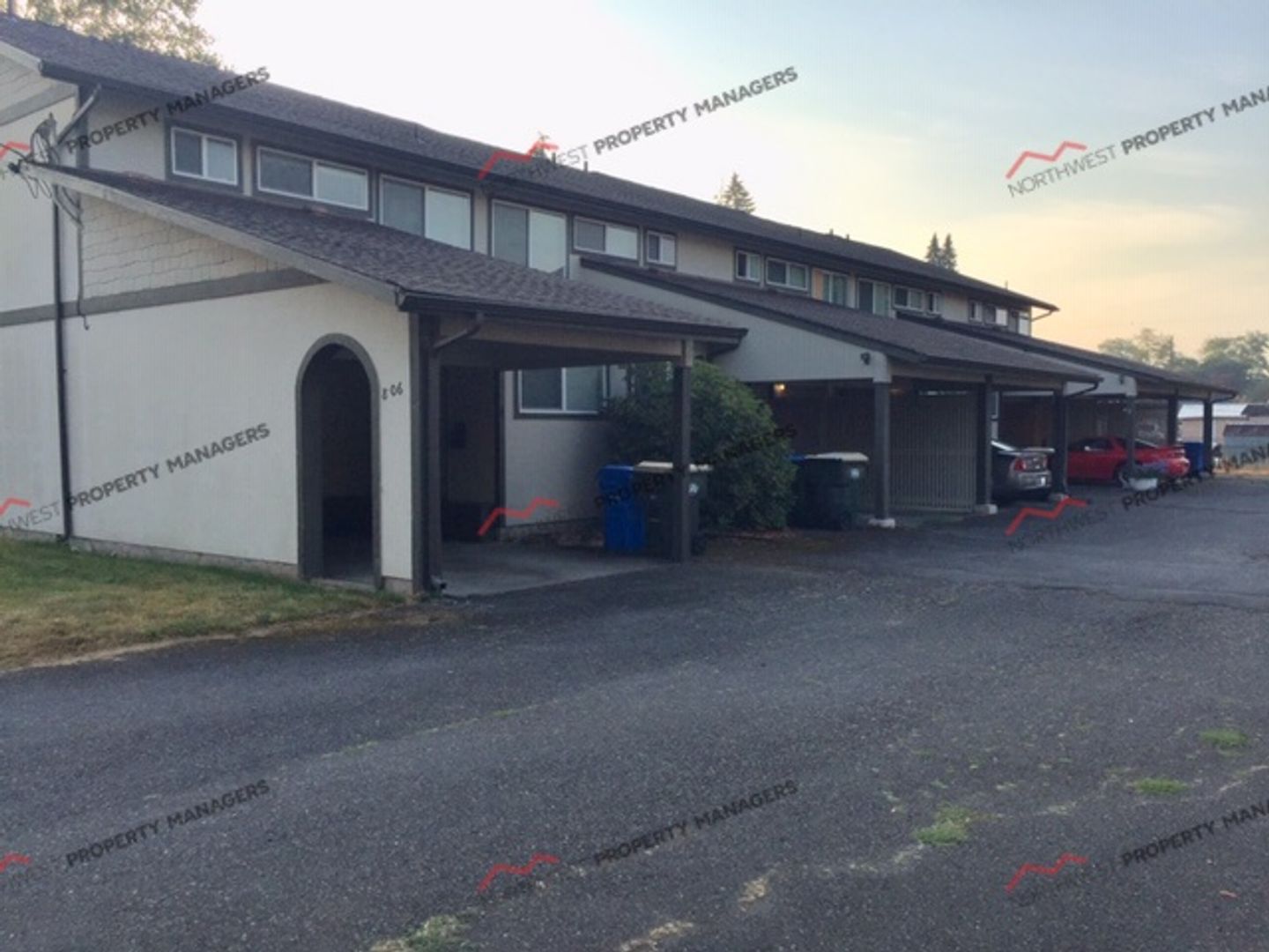 Centralia Apartment: 806 W 1st St