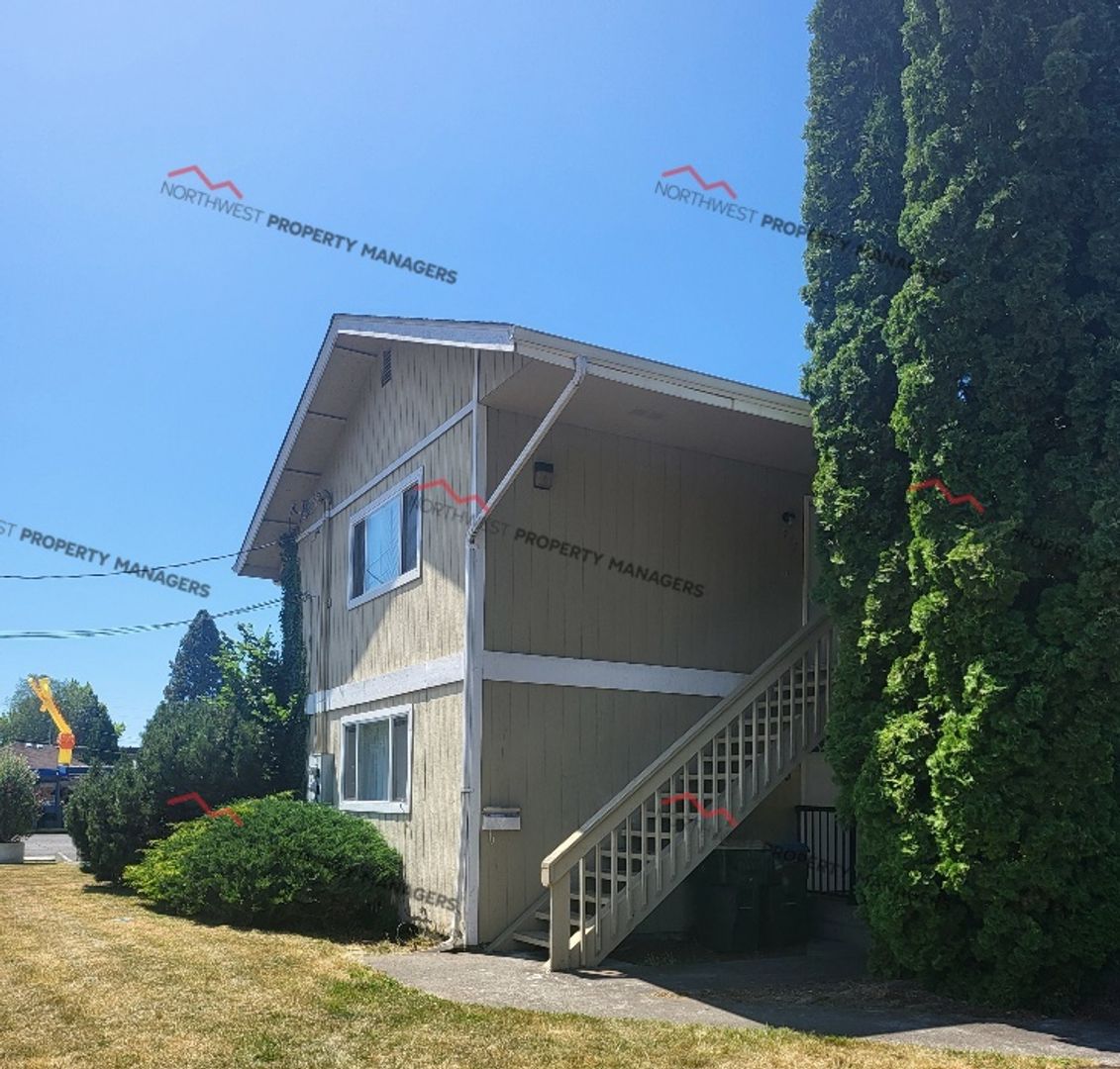 Centralia Apartment: 713-719 S Gold St