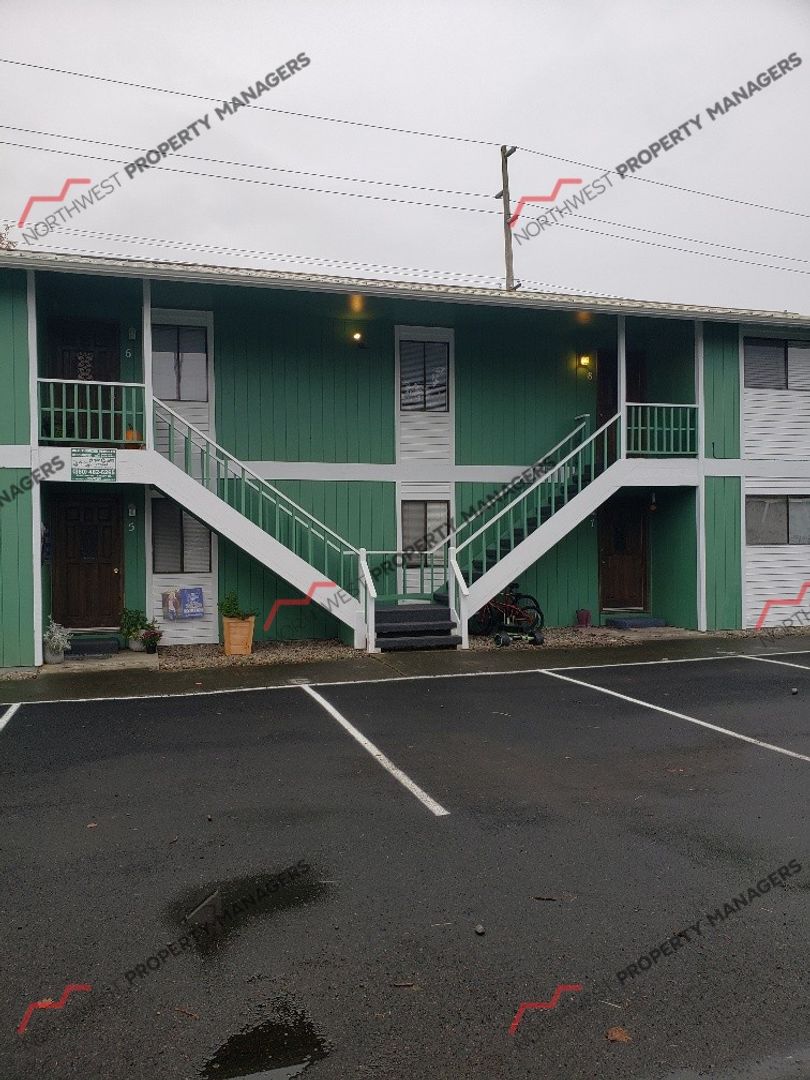 Elma Apartment: 101 N B St