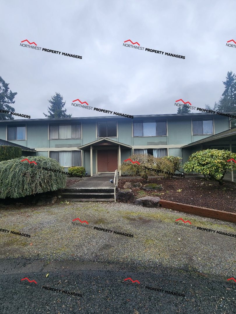 Centralia Apartment: 3001 Southgate Dr.