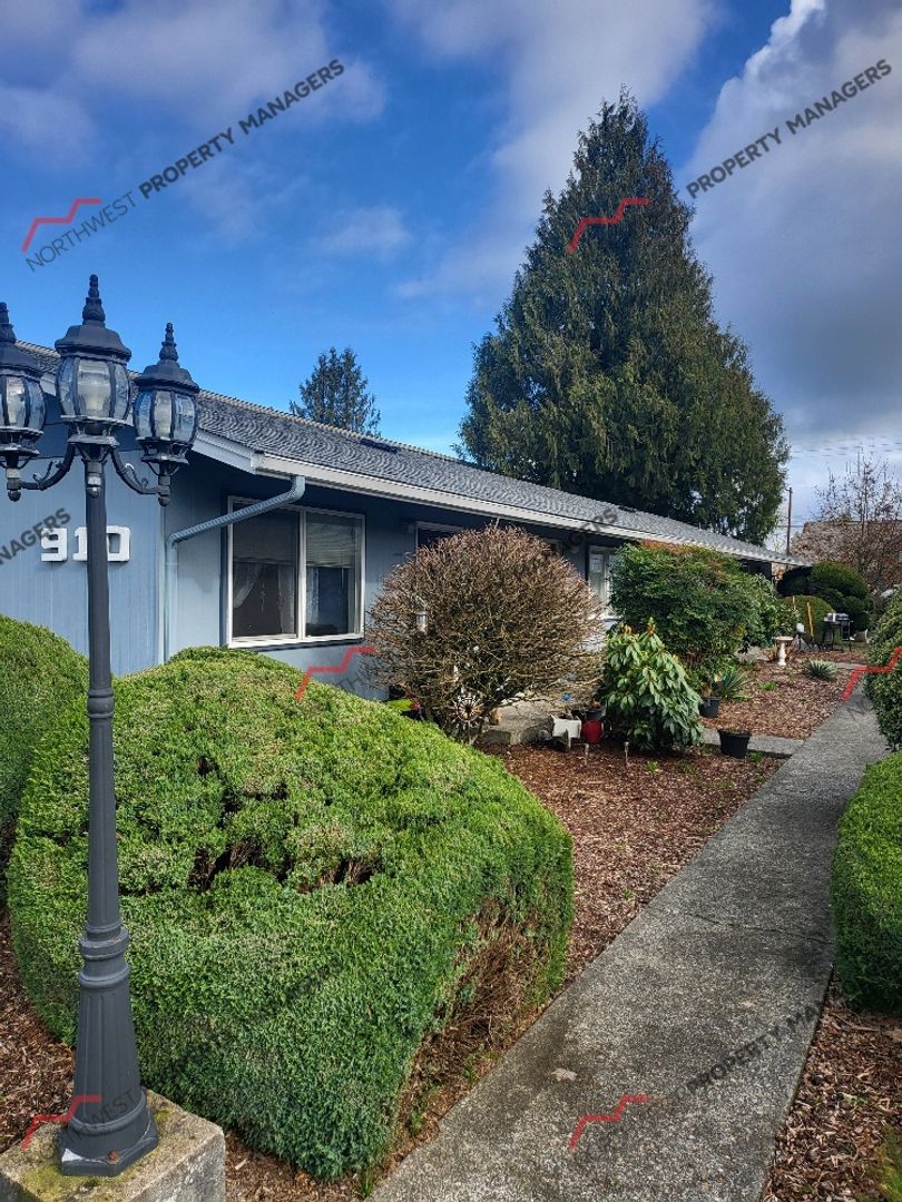 Centralia Apartment: 906 - 910 N Tower Ave