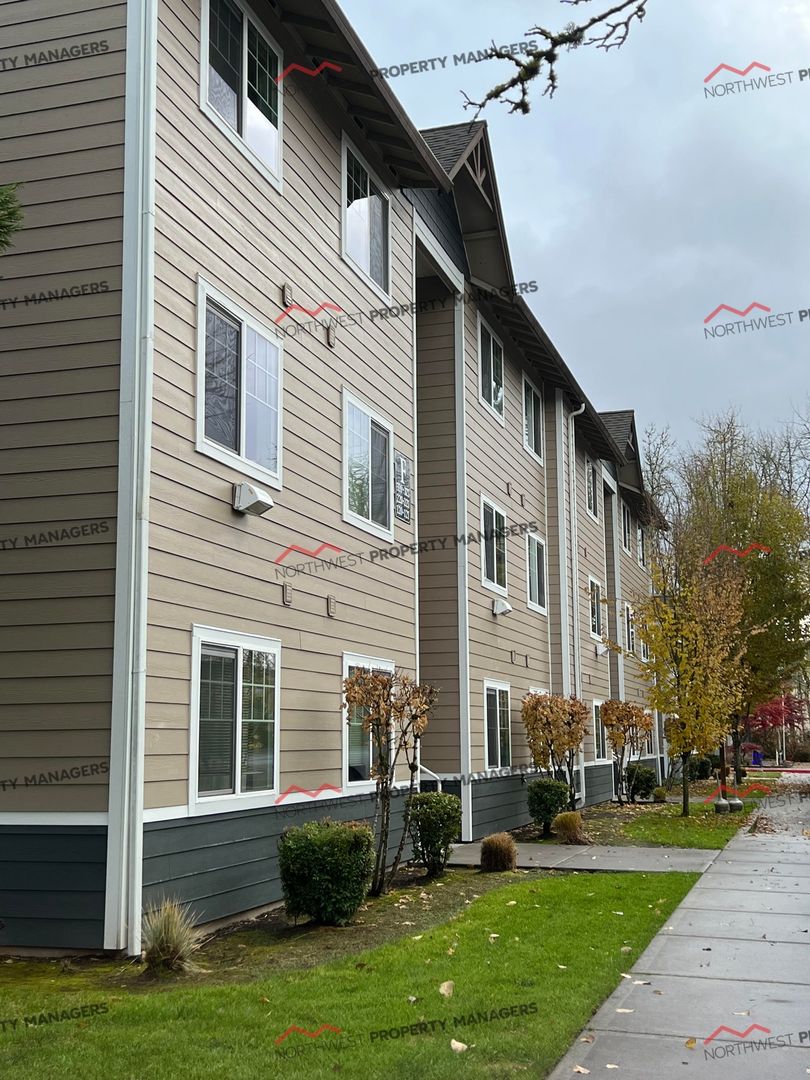 Battle Ground Apartment: 218 SW 15th Ave