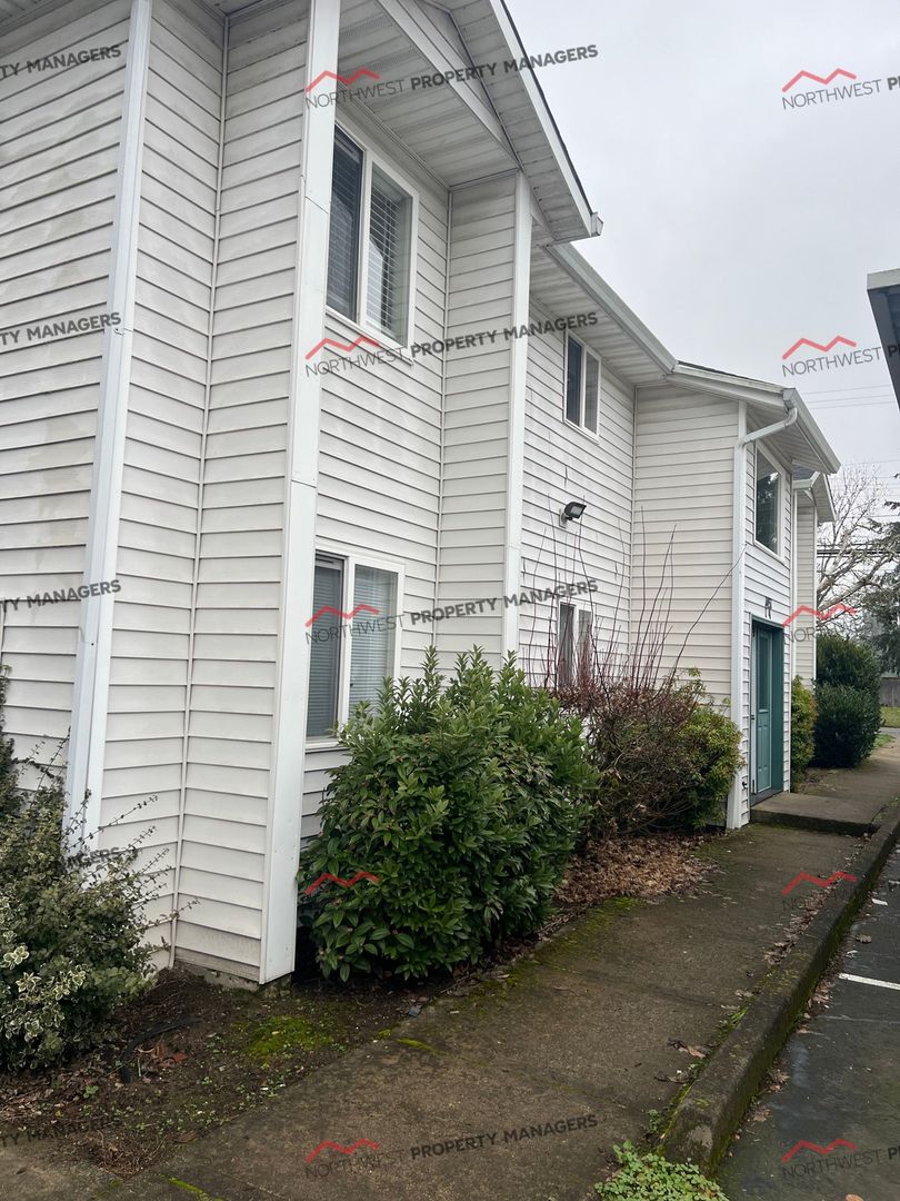 Woodland Apartment: 1451-1455-1459 N Goerig St.