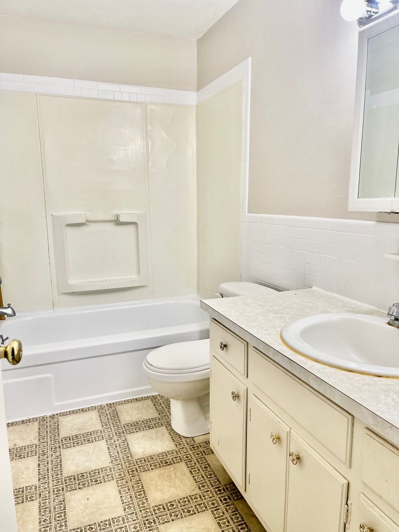 4915 W Genesee St 7 of 12