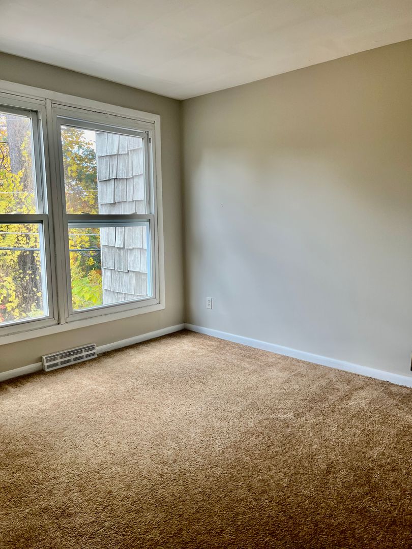 4915 W Genesee St 2 of 12