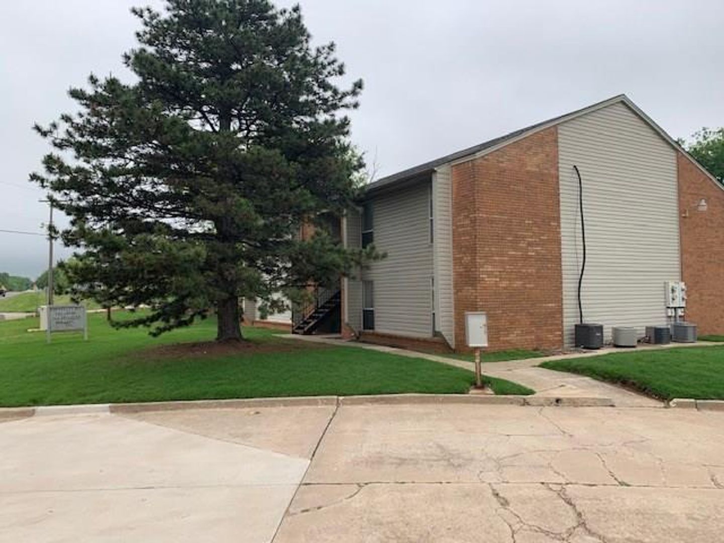 Noble Apartment: 901 S. Highway 77