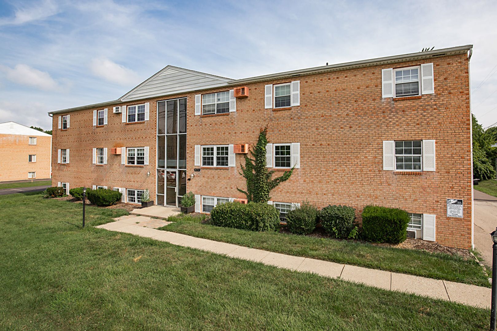 Cincinnati Apartment: 824 Clough Pike