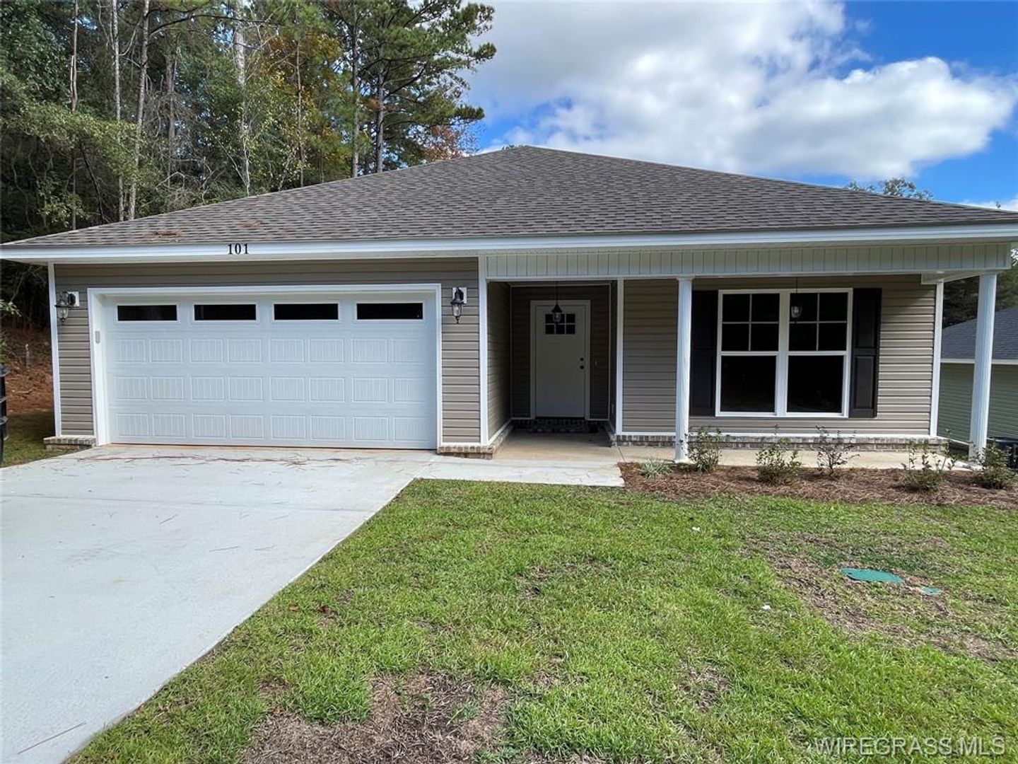 Daleville House: 101 Curtis Circle