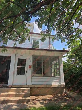 Just refurbished 2 bed 1 bath duplex unit close to everything great deal. – photo 1