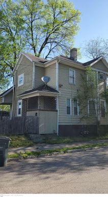 2bd/1ba duplex close to downtown available now!