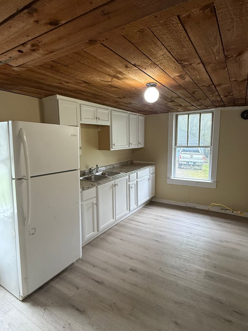 Griswold Apartment: 816 Voluntown Road