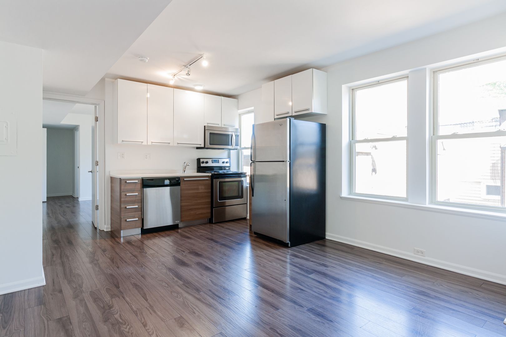 Chicago Apartment: 925 W Carmen Ave. #4F