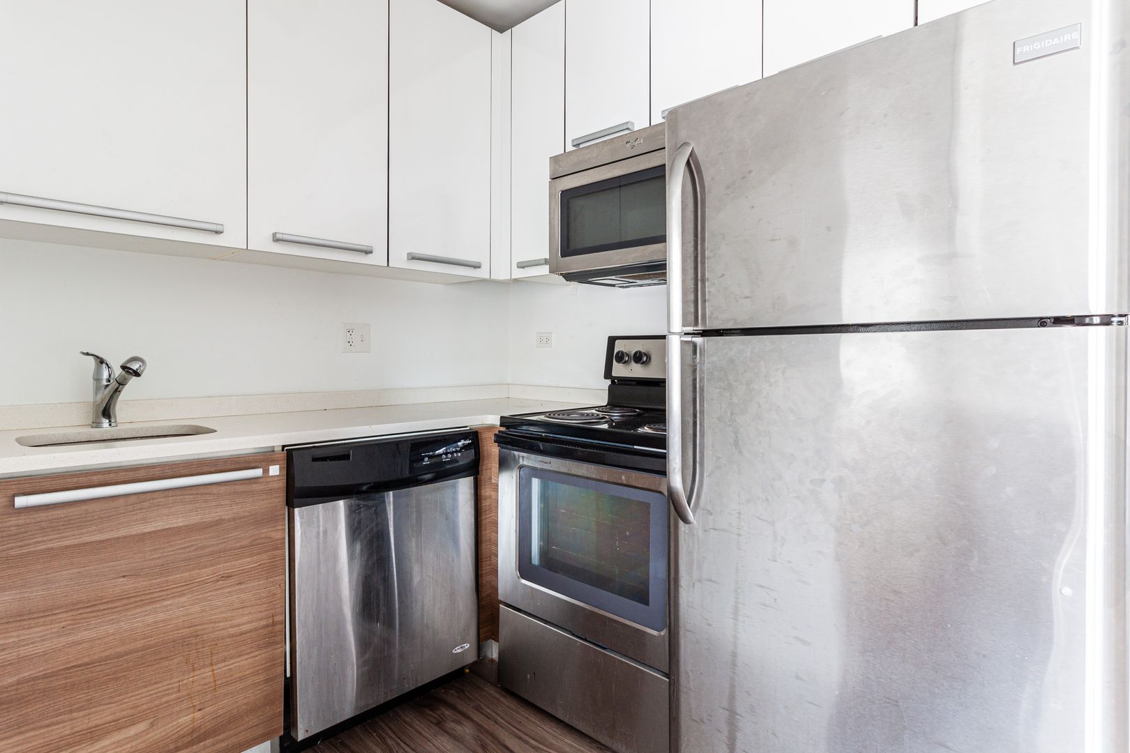 Chicago Apartment: 925 W Carmen Ave. #3E