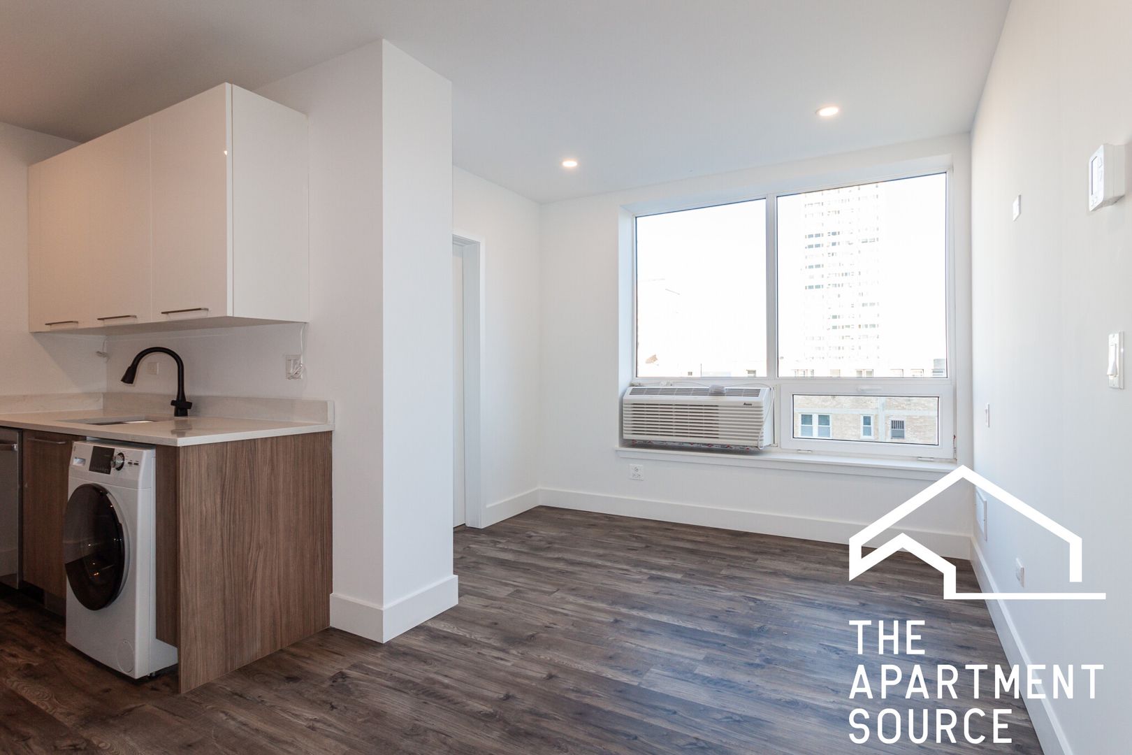 Chicago Apartment: 941 W. Carmen Avenue - 104