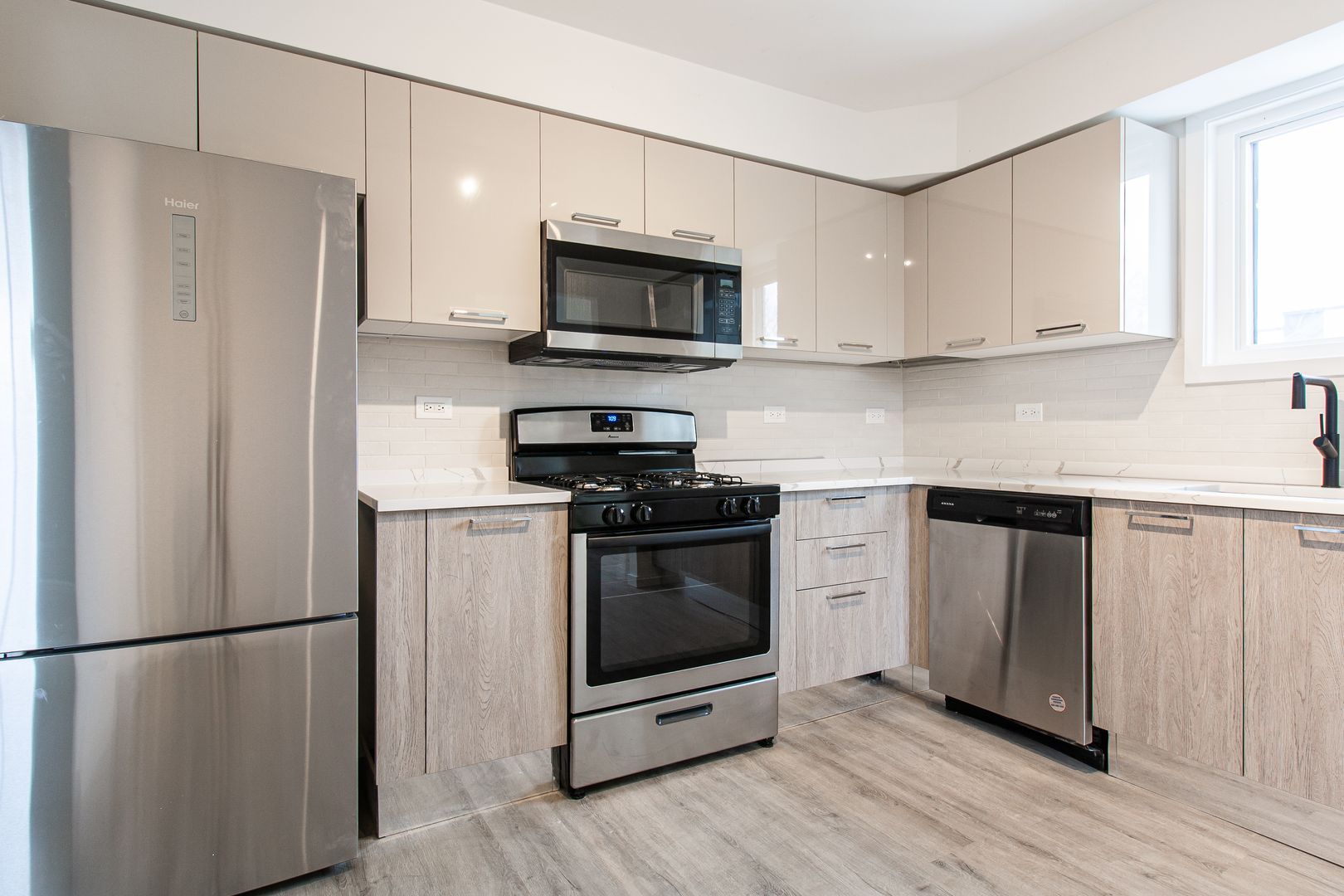 Chicago Apartment: 7621 N. Sheridan Rd.  - 1B