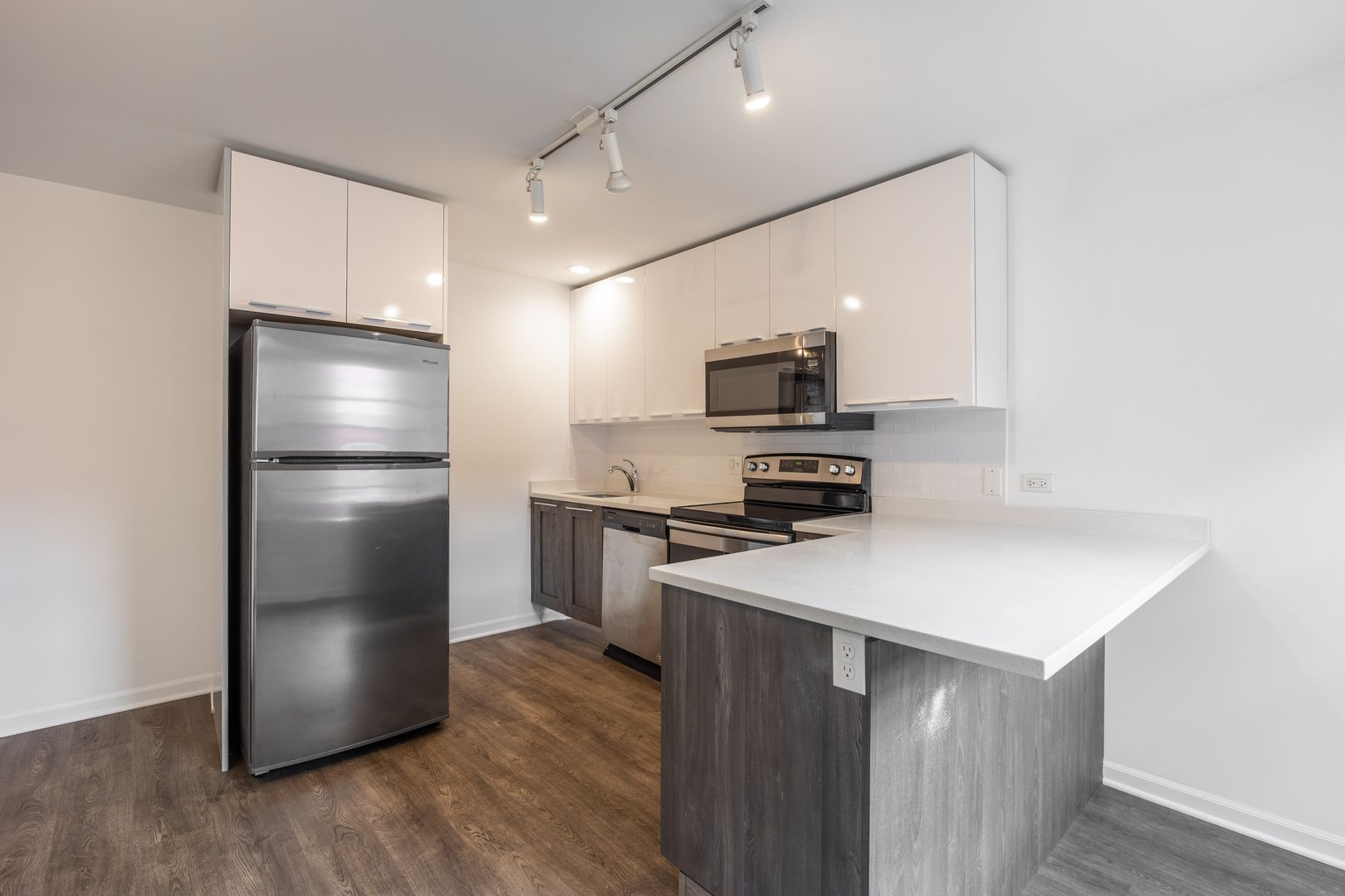 Chicago Apartment: 940 W Winona St. #504