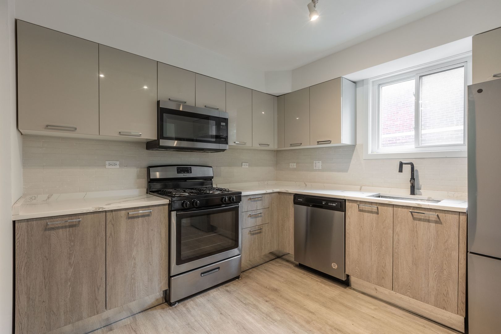 Chicago Apartment: 7621 N. Sheridan Rd.  - 1K
