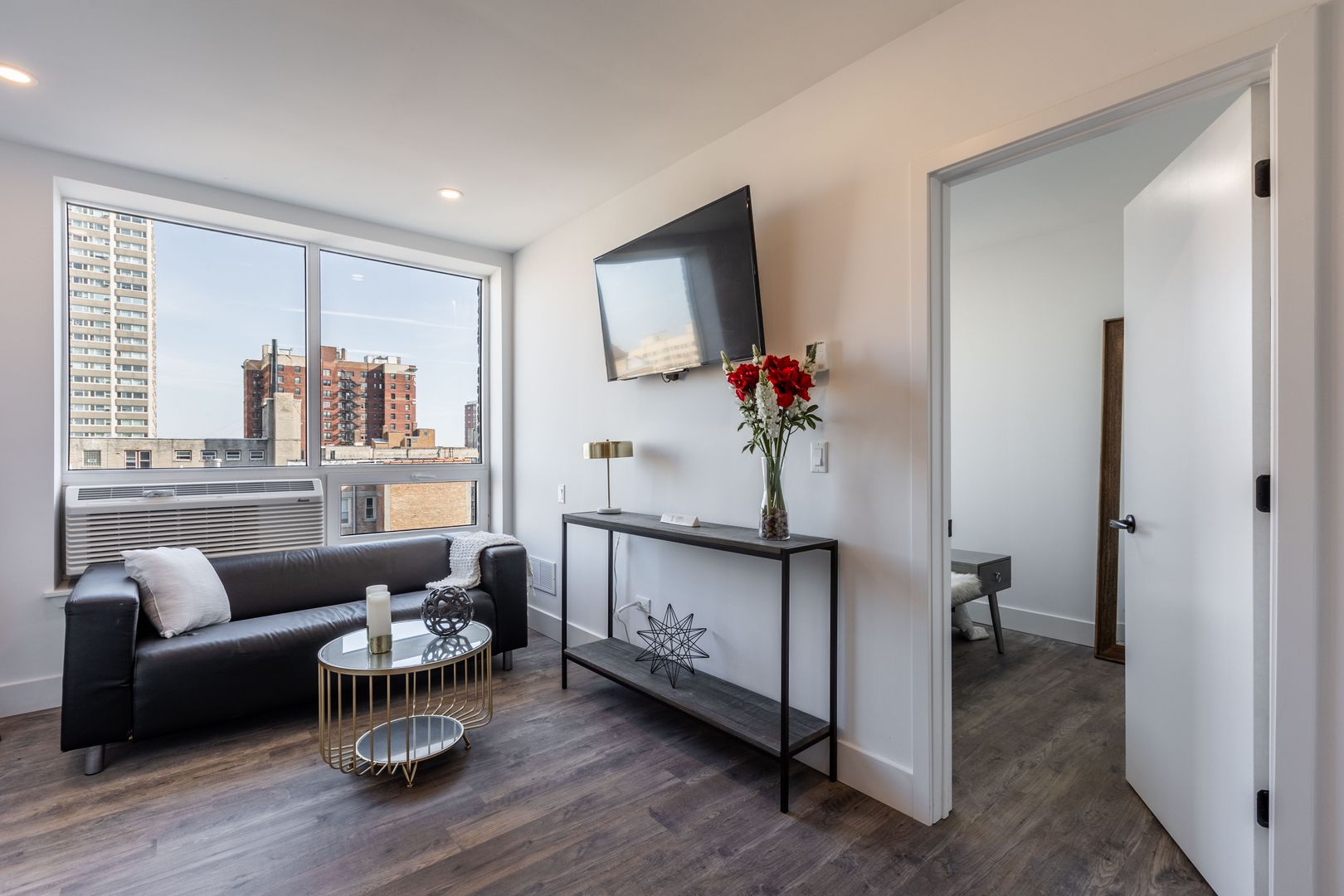 Chicago Apartment: 941 W. Carmen Avenue - 405