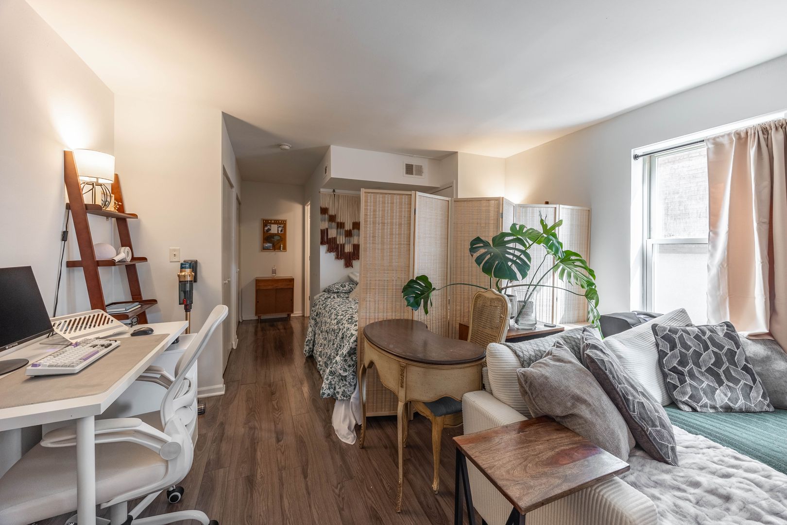 Chicago Apartment: 925 W Carmen Ave. #6E