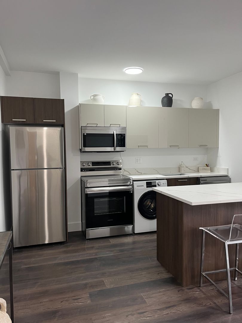 Chicago Apartment: 1555 W. Hollywood Avenue #305