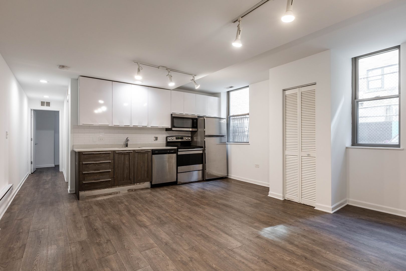 Chicago Apartment: 940 W Winona St. #111