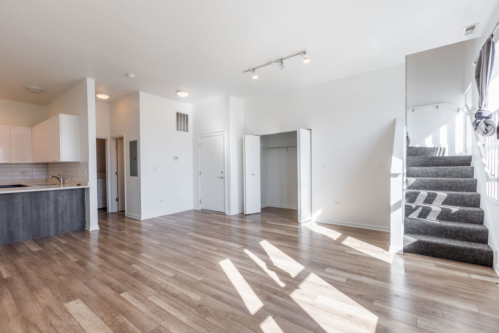 Chicago Apartment: 2700 W. North Ave. #207