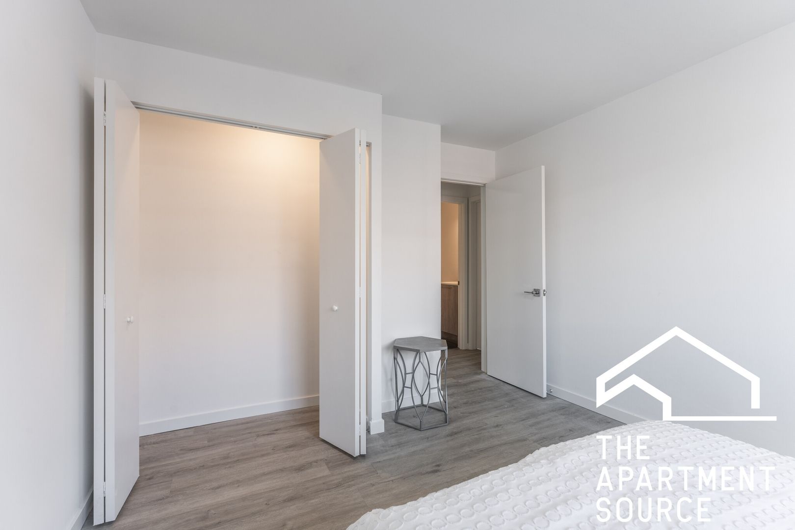 Chicago Apartment: 7621 N. Sheridan Rd.  - 3C